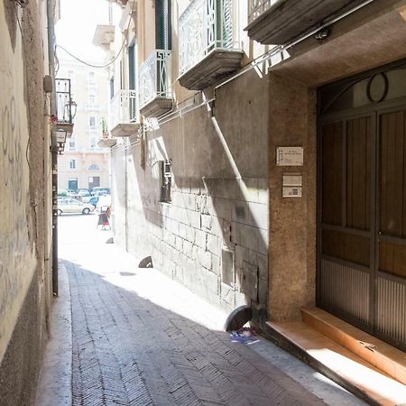 Casa Vacanza "Al Vicolo Delle Colonne" Салерно Екстериор снимка