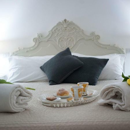 Casa Vacanza "Al Vicolo Delle Colonne" Салерно Екстериор снимка