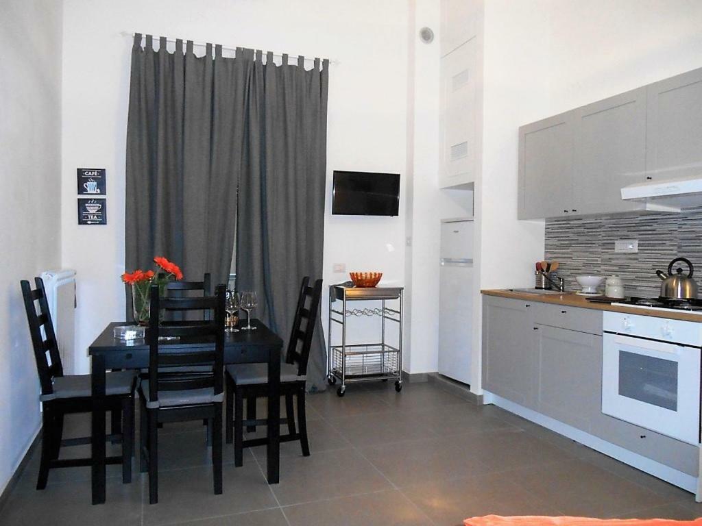 Casa Vacanza "Al Vicolo Delle Colonne" Салерно Екстериор снимка
