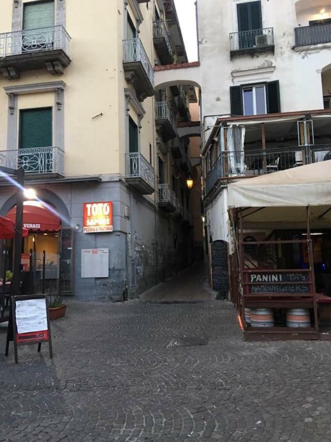 Casa Vacanza "Al Vicolo Delle Colonne" Салерно Екстериор снимка
