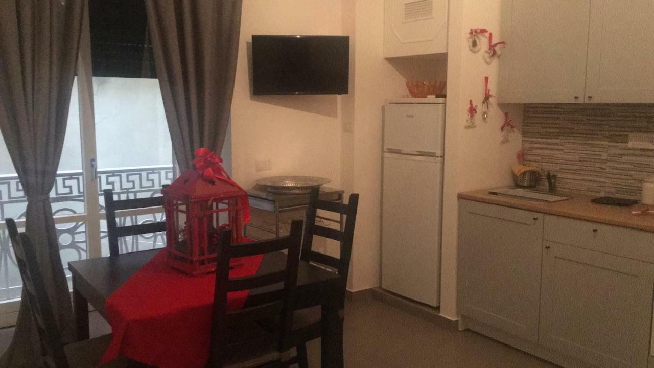 Casa Vacanza "Al Vicolo Delle Colonne" Салерно Екстериор снимка