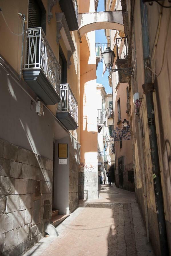 Casa Vacanza "Al Vicolo Delle Colonne" Салерно Екстериор снимка
