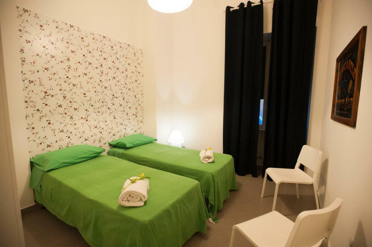 Casa Vacanza "Al Vicolo Delle Colonne" Салерно Екстериор снимка
