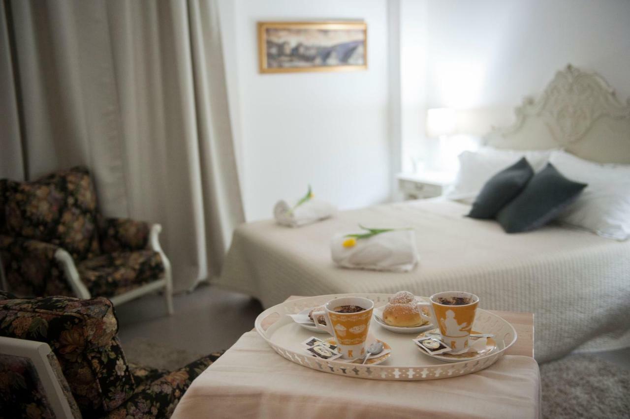 Casa Vacanza "Al Vicolo Delle Colonne" Салерно Екстериор снимка