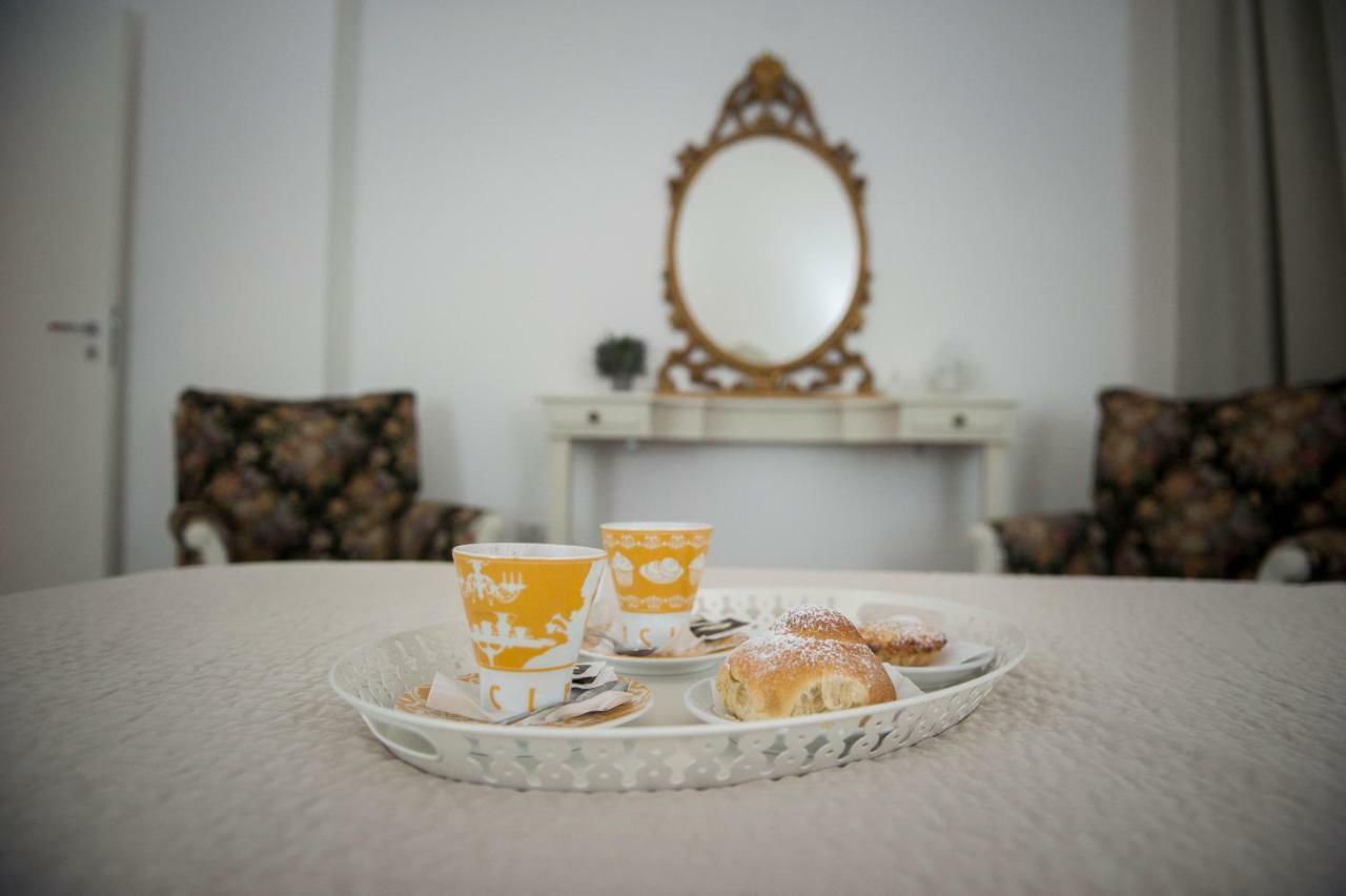 Casa Vacanza "Al Vicolo Delle Colonne" Салерно Екстериор снимка