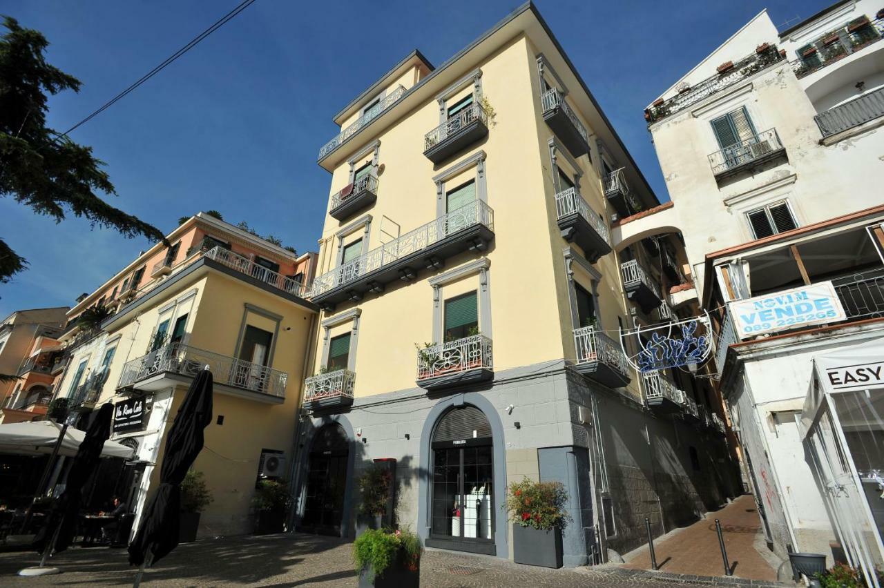 Casa Vacanza "Al Vicolo Delle Colonne" Салерно Екстериор снимка