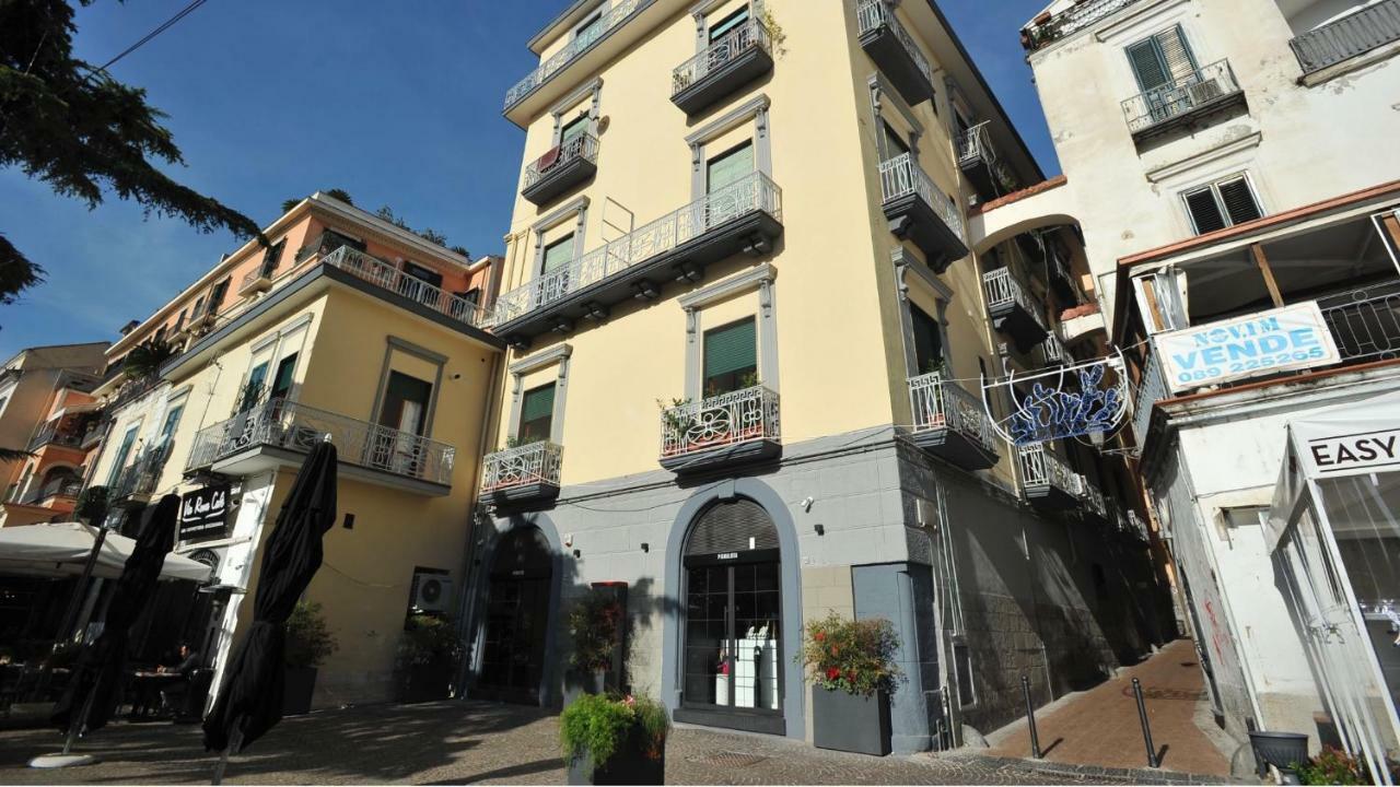 Casa Vacanza "Al Vicolo Delle Colonne" Салерно Екстериор снимка
