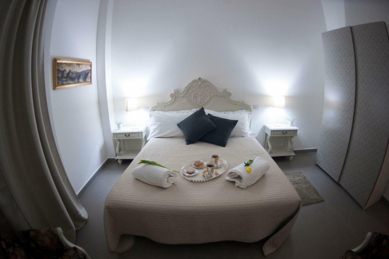 Casa Vacanza "Al Vicolo Delle Colonne" Салерно Екстериор снимка