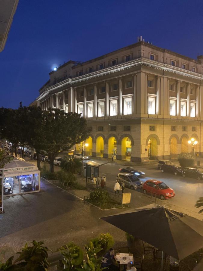 Casa Vacanza "Al Vicolo Delle Colonne" Салерно Екстериор снимка